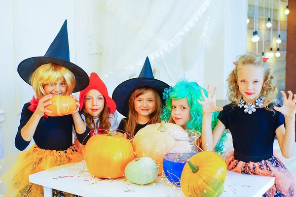 Gelukkig groep kinderen in voorbereiding voor Halloween kostuums — Stockfoto