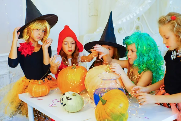 Grupo feliz de crianças em trajes que se preparam para o Halloween — Fotografia de Stock