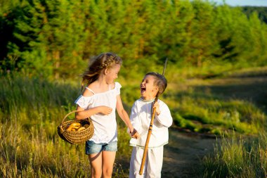 kız ve erkek kardeşim yürüyüş