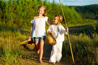 kız ve erkek kardeşim yürüyüş