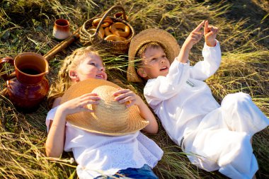 kardeş üzerinde piknik