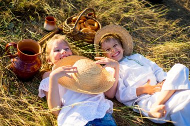kardeş üzerinde piknik