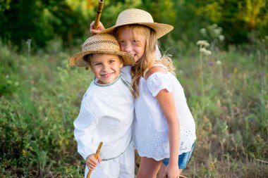 kız ve erkek kardeşim yürüyüş