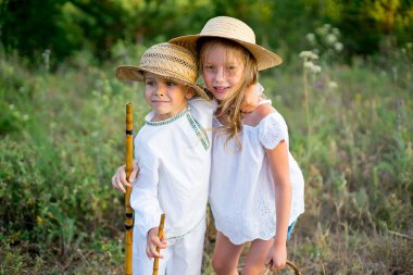 kız ve erkek kardeşim yürüyüş