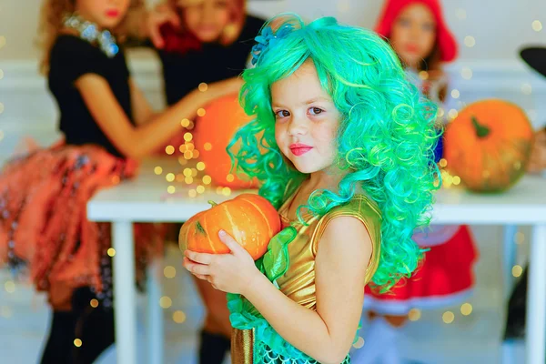 Fröhliche Kinderschar in Kostümen bei der Halloween-Party — Stockfoto