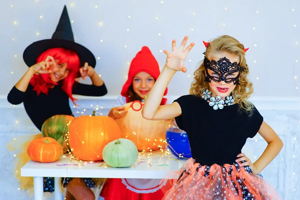 Grupo feliz de crianças em trajes durante a festa de Halloween — Fotografia de Stock