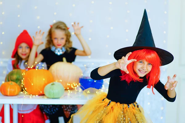 Heureux groupe d'enfants en costumes pendant la fête d'Halloween — Photo