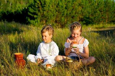 kardeş üzerinde piknik
