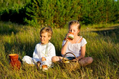 kardeş üzerinde piknik