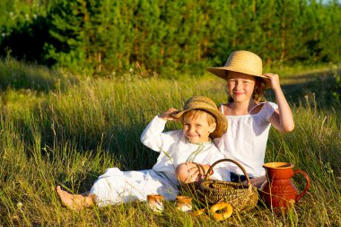 kardeş üzerinde piknik