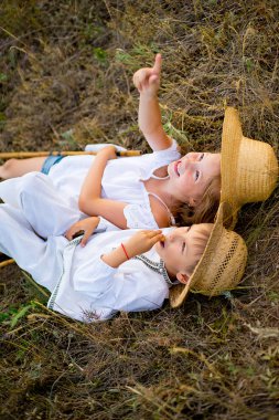 Kız ve erkek kardeşim çimlere oturup