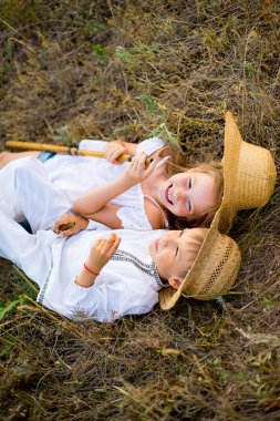 Kız ve erkek kardeşim çimlere oturup