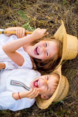 Kız ve erkek kardeşim çimlere oturup