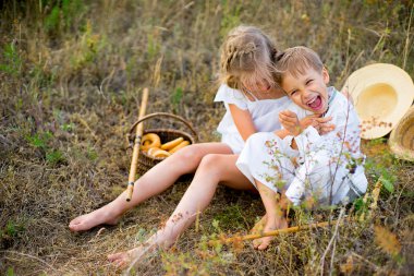 Kız ve erkek kardeşim çimlere oturup
