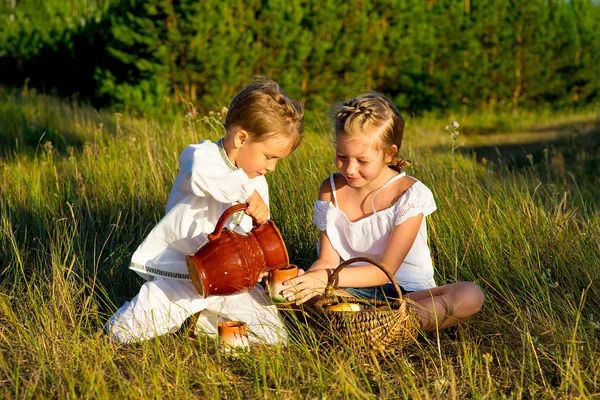 kardeş üzerinde piknik