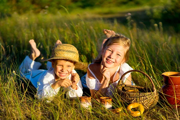 kardeş üzerinde piknik