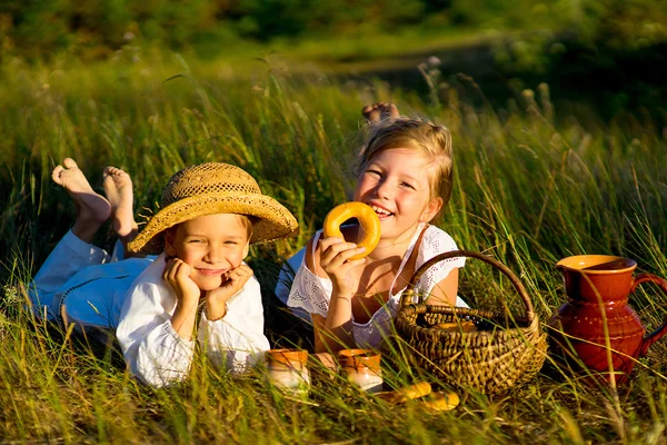 kardeş üzerinde piknik