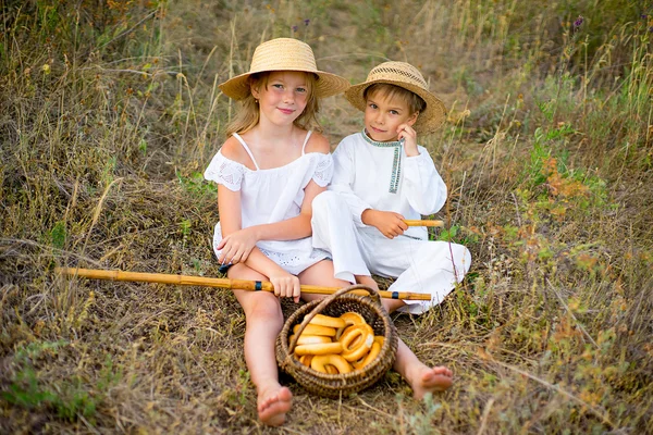 Bruder und Schwester sitzen auf Gras — Stockfoto