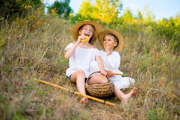Kız ve erkek kardeşim çimlere oturup