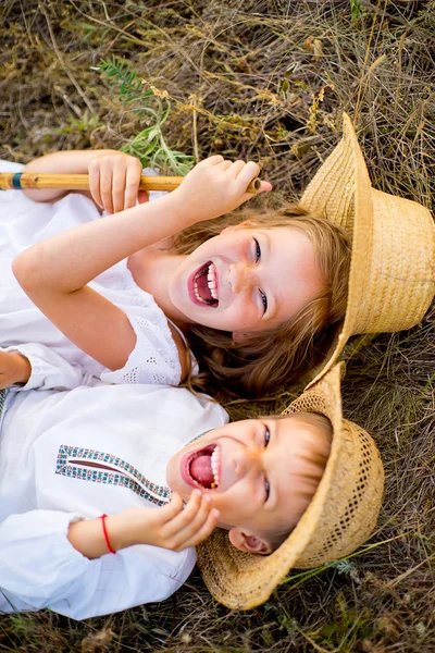 Kız ve erkek kardeşim çimlere oturup