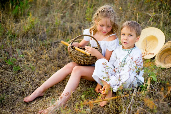 Kız ve erkek kardeşim çimlere oturup