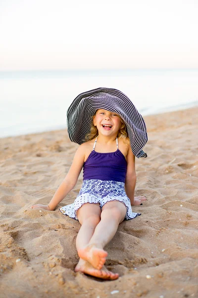 Little girl on the seashore — Stock Photo, Image