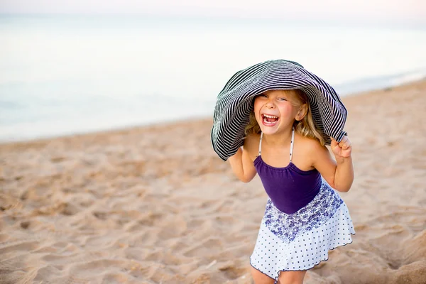 Liten flicka på stranden — Stockfoto