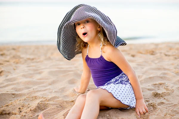 Liten flicka på stranden — Stockfoto