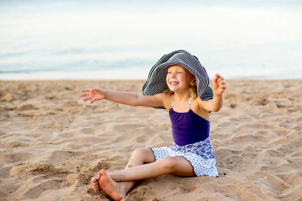 Kleines Mädchen an der Küste — Stockfoto