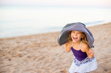 deniz kıyısı üstünde küçük kız