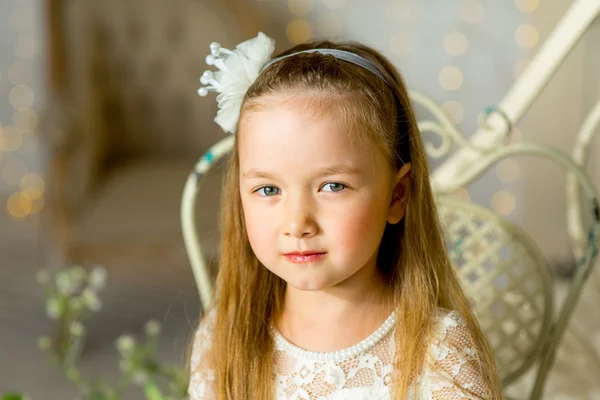 Pequena princesa sentada perto da mesa — Fotografia de Stock