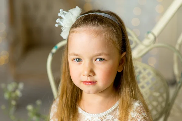 Pequena princesa sentada perto da mesa — Fotografia de Stock