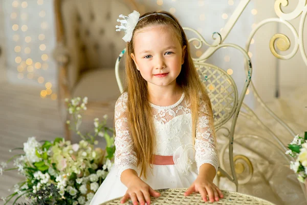 Princesita sentada cerca de la mesa —  Fotos de Stock