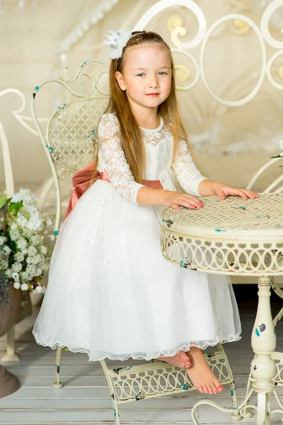 Princesita sentada cerca de la mesa —  Fotos de Stock