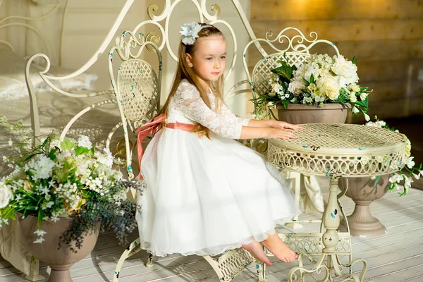 Petite princesse assise près de la table — Photo