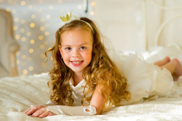 Pequeña princesa en la cama —  Fotos de Stock