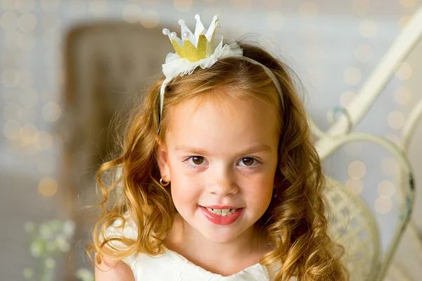 Маленькая принцесса сидит рядом со столом — стоковое фото