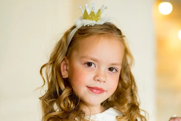 Pequeña princesa en la cama —  Fotos de Stock