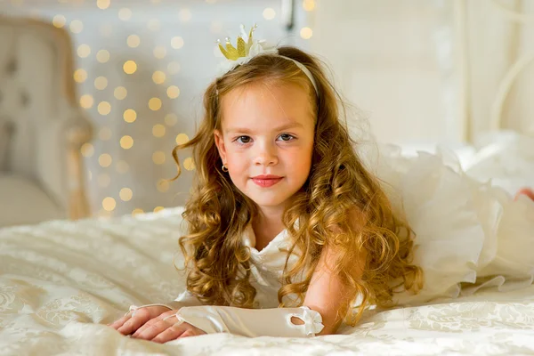 Pequeña princesa en la cama —  Fotos de Stock