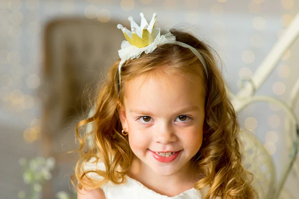 Lilla prinsessa sitta nära bordet — Stockfoto