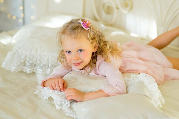 Kleine Prinzessin auf dem Bett — Stockfoto