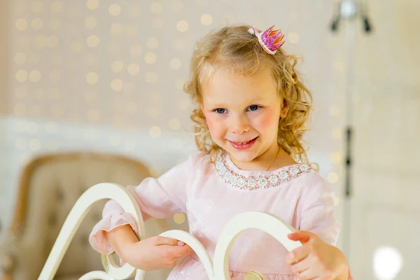 Pequena princesa na cama — Fotografia de Stock