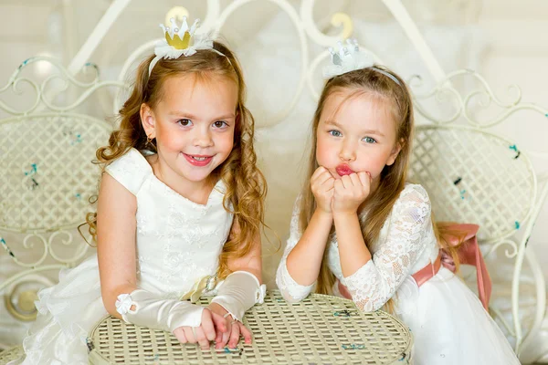 Két kis hercegnő a tábla közelében — Stock Fotó