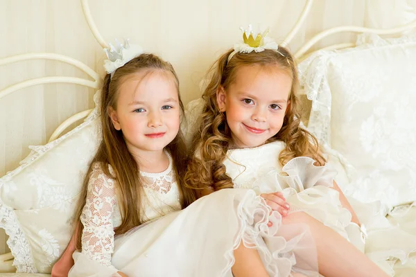Duas princesinhas na cama — Fotografia de Stock