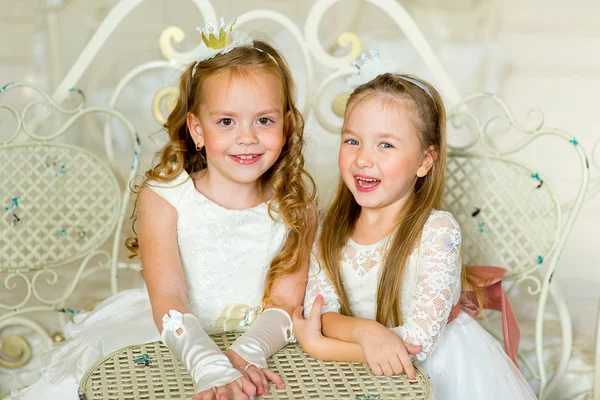 Duas princesinhas perto da mesa — Fotografia de Stock
