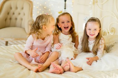 yatakta üç küçük Prenses