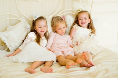 yatakta üç küçük Prenses