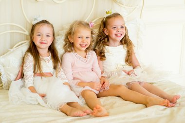 yatakta üç küçük Prenses