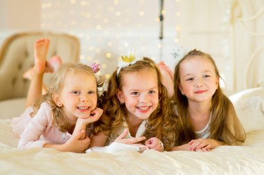 yatakta üç küçük Prenses
