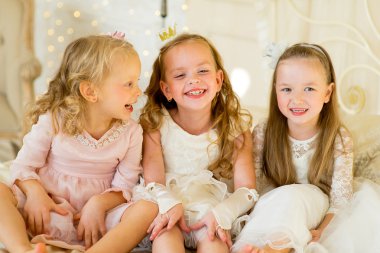 yatakta üç küçük Prenses